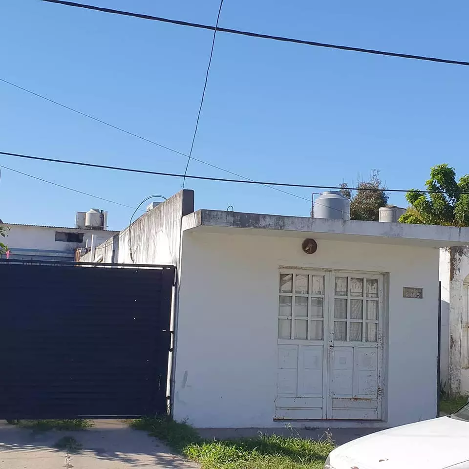 En venta amplia casa todos los servicios, calle Arroyo Cazuelas, Terreno de 10 x
