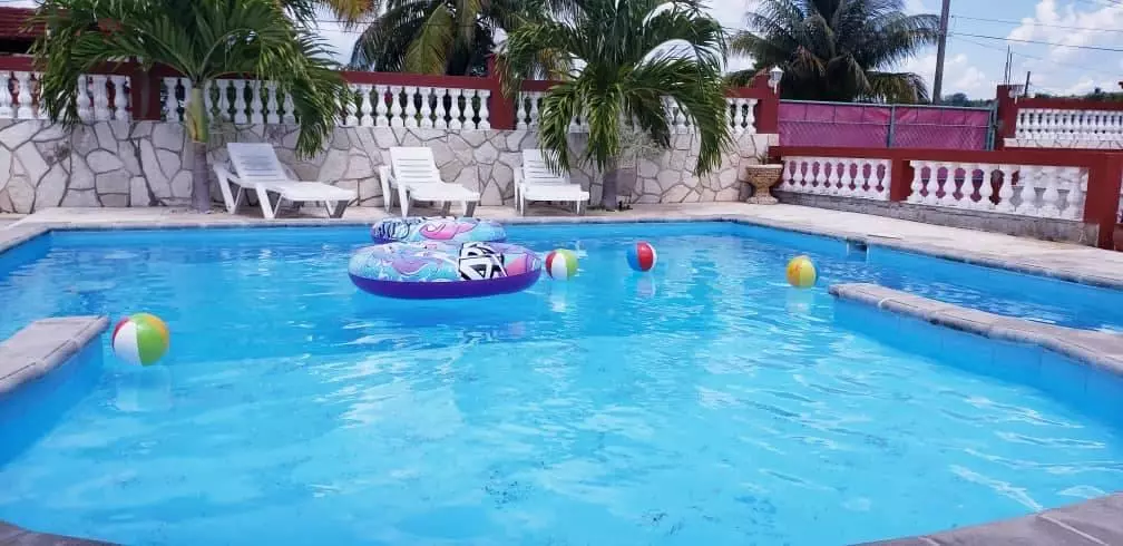 Alquiler en casa con piscina en Guanano, Cuba. 