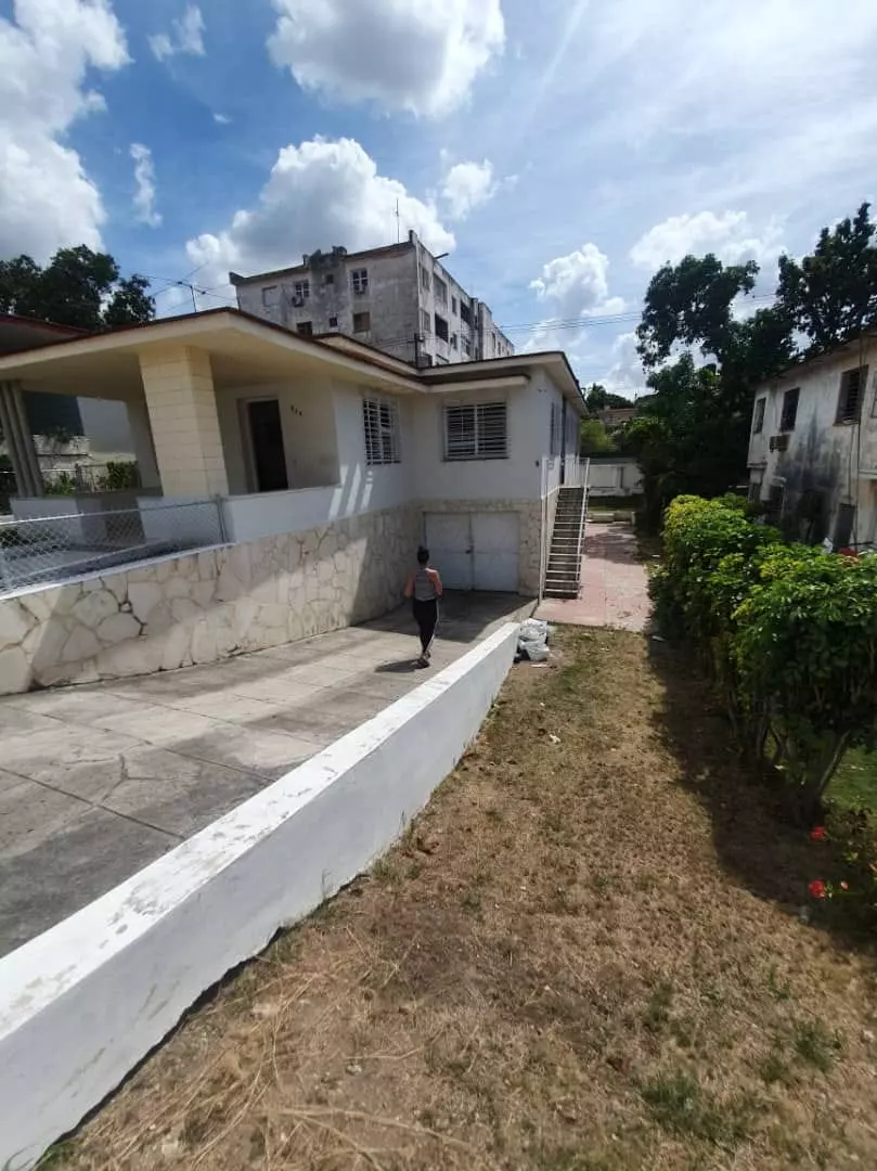 CUBA: Se vende casa en nuevo vedado a 50metros d la avenida 26 por el zoológico 