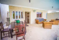 Rentamos hermosa casa independiente con piscina y salida al mar en Baracoa