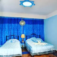 Hostal Privilege, habitación azul,  con dos camas y baño privado. 